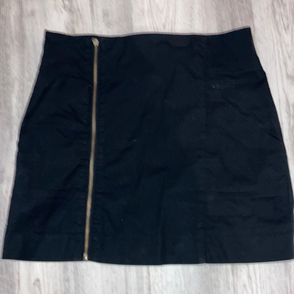 Black high waisted skirt w zipper & pockets